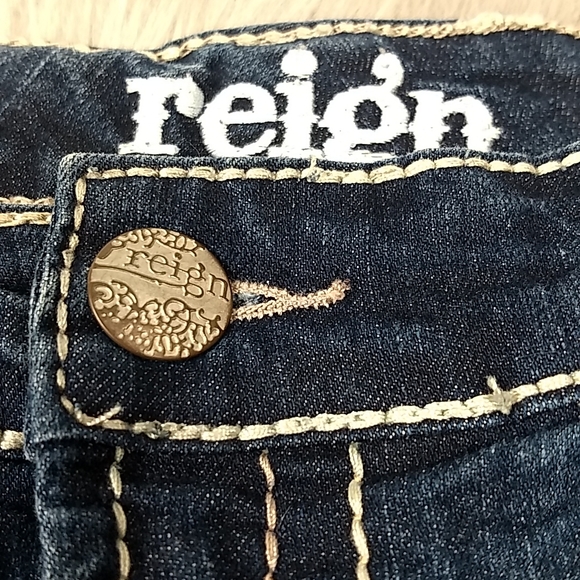 Reign roll cuff shorts Size 13 Curvy, Junior (36") - Picture 8 of 15